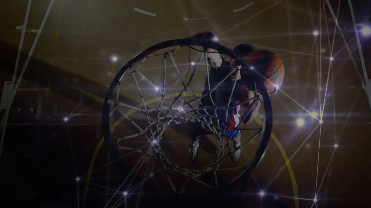animación de redes de conexiones sobre jugador de baloncesto masculino biracial en el gimnasio
