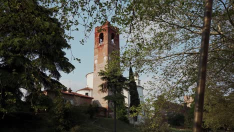 Turm-Der-Toten-Rückansicht-Im-Rahmen-Von-Bäumen