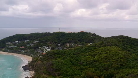 El-Hermoso-Verde-Exuberante-En-Byron-Bay,-Australia,-Compuesto-Por-Diferentes-Casas-Y-Mar-En-Calma---Toma-Aérea