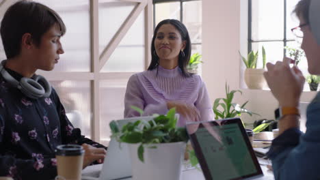 joven grupo de estudiantes que se reúnen líder de equipo de raza mixta mujer compartiendo ideas creativas disfrutando de la conversación amigos discutiendo proyecto de negocio en el lugar de trabajo de la oficina moderna