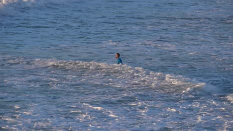 Ein-Mann,-Der-Tagsüber-In-Haderah,-Israel,-Ins-Meer-Geht,-Um-Zu-Surfen