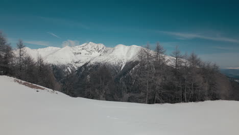 Nähert-Sich-Einem-Massiven-Schneebedeckten-Berg