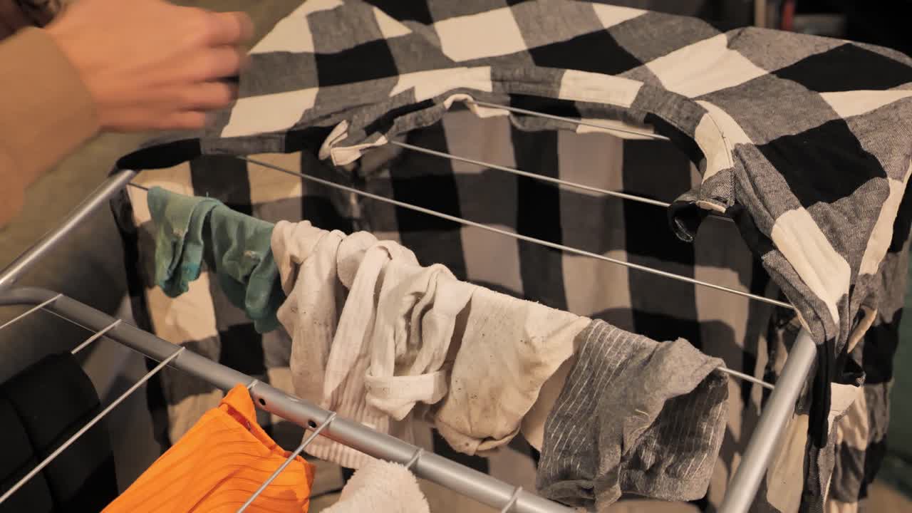 옷이 선반에 건조되고 있습니다.