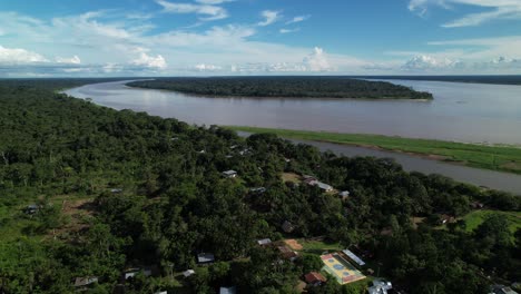 tomada de un avión no tripulado de un pueblo cerca de las orillas del río amazonas en colombia