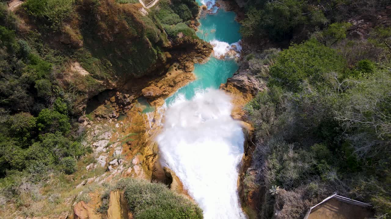 vista aérea sobre la parte superior de la cascada, mirando hacia la cascada en méxico