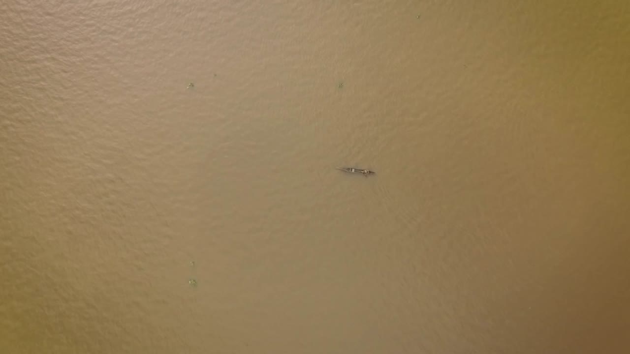 오리노코 강을 순항하는 작은 토착 카누의 조감도