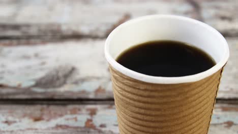 Taza-De-Café-Desechable-Sobre-Tabla-De-Madera