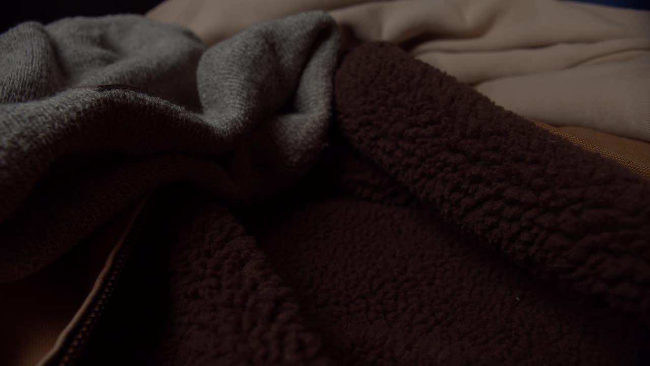 mantas de colores oscuros, zoom, cámara lenta, plano medio