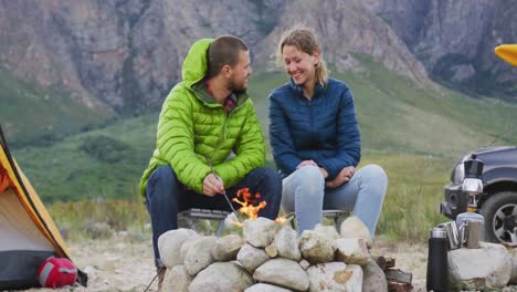 Pareja-Caucásica-Acampando-En-La-Naturaleza