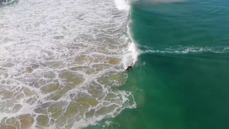 Bodyboard-De-Deporte-Acuático-En-Cámara-Lenta-De-Playa