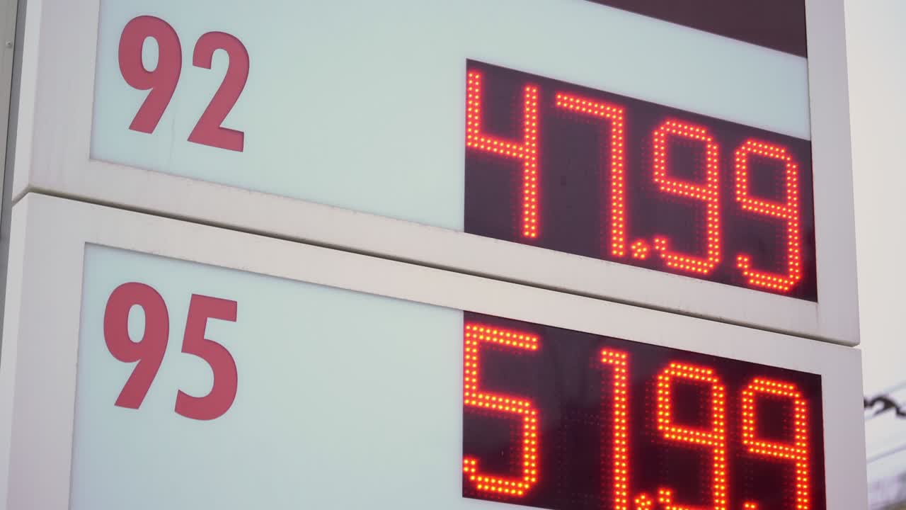Prezzi del carburante. Prezzi elevati per la benzina 92 e 95. Display LED rossi alla stazione di servizio.