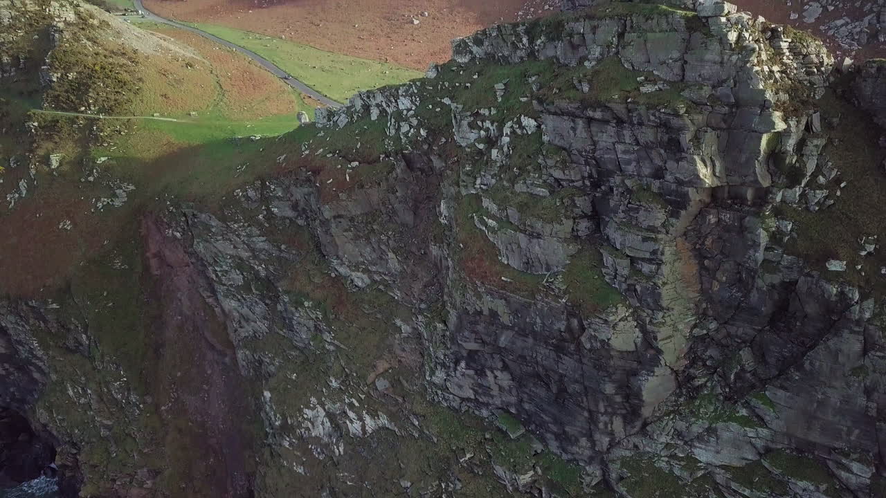 impresionante vista del valle de las rocas en la costa de lynton, inglaterra - drone aéreo, tiro inclinado hacia abajo