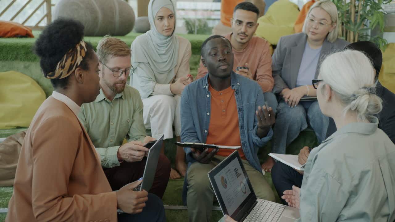 equipo diverso en una reunión