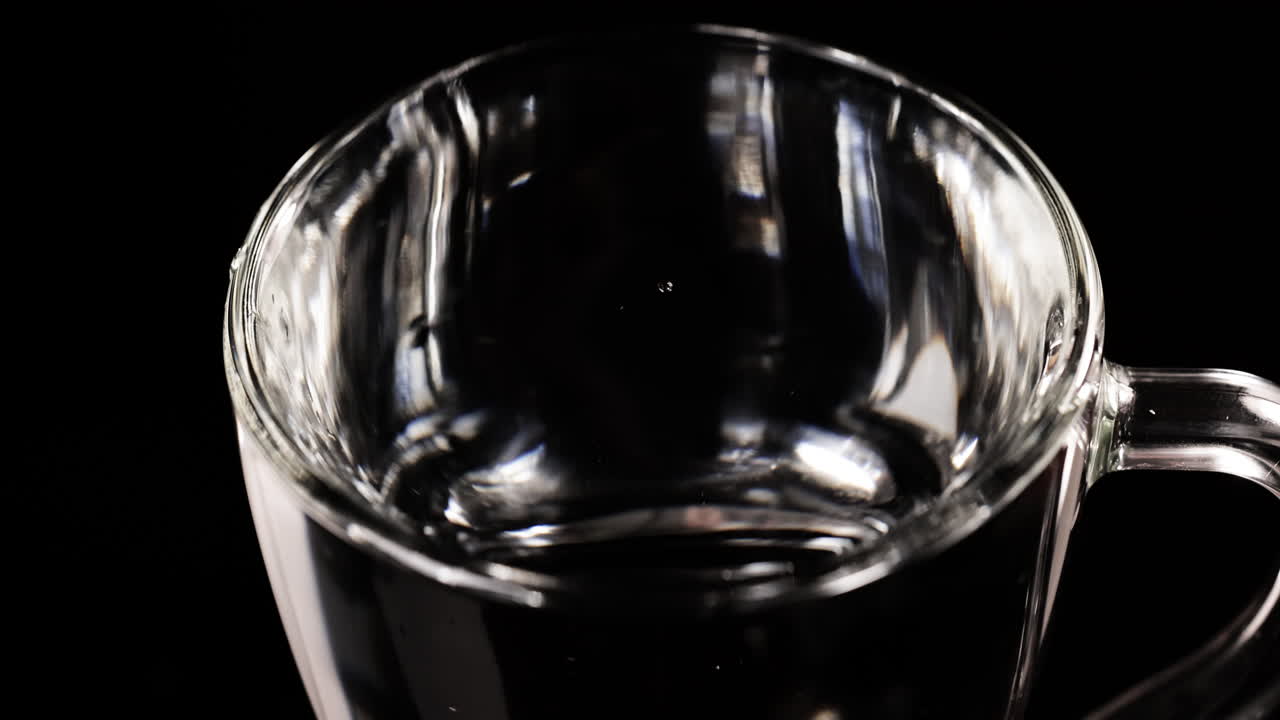 물 이 들어 있는 유리