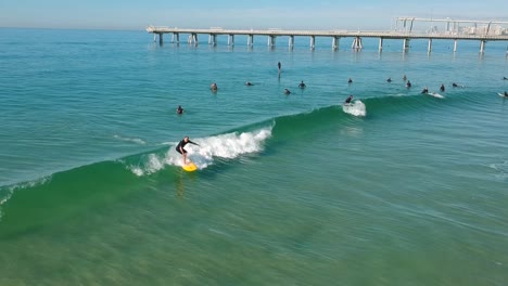 Eine-Große-Gruppe-Surfer-Genießt-Die-Wellen