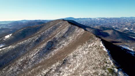 Pico-De-La-Cresta-De-La-Montaña-De-La-Serpiente-Nc,-Carolina-Del-Norte-Cerca-De-Boone-Nc,-Antena-De-Carolina-Del-Norte