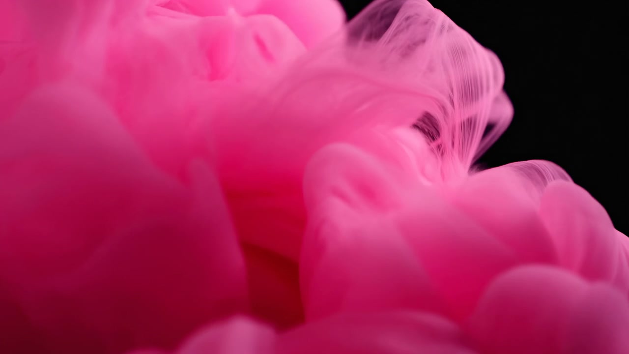 Nuages abstraits roses et magenta s'étendant sur un fond noir avec des plis doux et superposés, des mèches translucides et vaporeuses, un flou doux, un fort contraste et une texture fluide et vive, créant une ambiance minimaliste audacieuse.