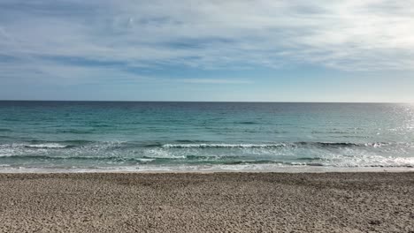 Volar-Hacia-El-Mar-Sobre-La-Playa-Con-Pájaros-Pasando