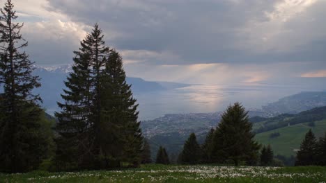 Montañas-Alrededor-De-Lac-Léman-En-La-Frontera-De-Suiza-Y-Francia