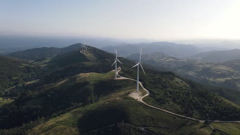 Foto-De-Un-Aerogenerador-En-La-Cima-De-Una-Colina,-Girando-Y-Creando-Energía-Renovable