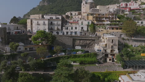 Imágenes-Aéreas-Volando-A-Lo-Largo-De-Una-Carretera-De-Montaña-Con-Curvas-En-Las-Afueras-De-La-Ciudad-De-Positano,-Italia,-En-La-Costa-De-Amalfi.