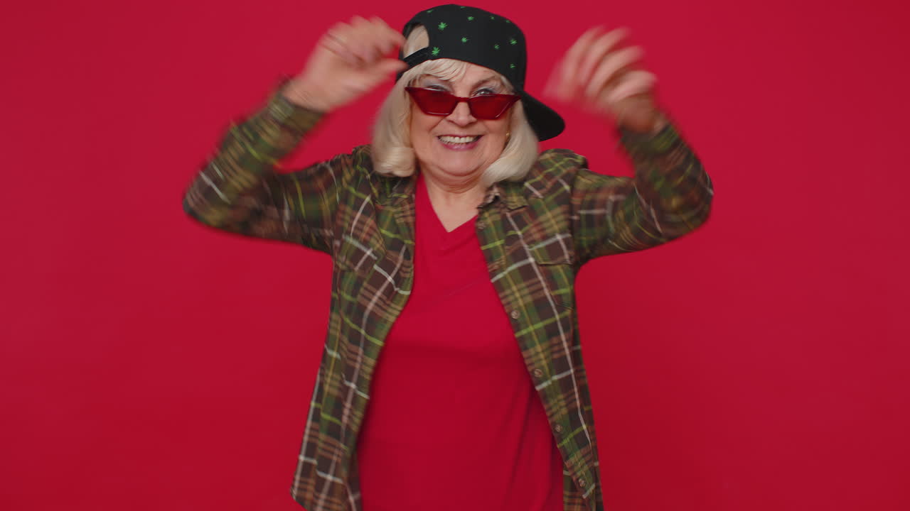 mujer divertida escuchando música sonriendo bailando música de fiesta disco rítmicamente moviendo manos divirtiéndose