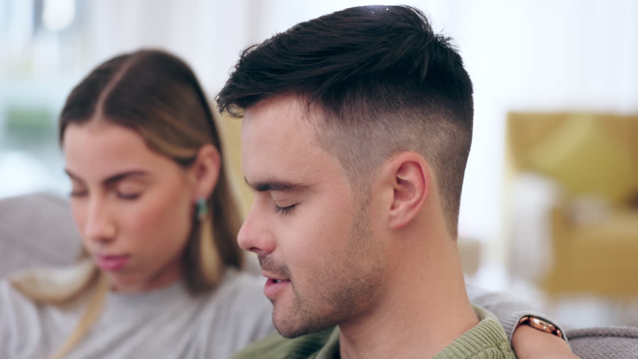 orando, en casa y la pareja en el sofá por la fe