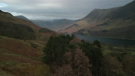 valle lleno de lagos revelan buttermere y montañas distantes con un cielo tormentoso en el distrito inglés de los lagos en el reino unido