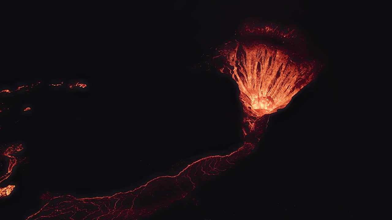 cielo nocturno sobre el volcán en erupción en islandia