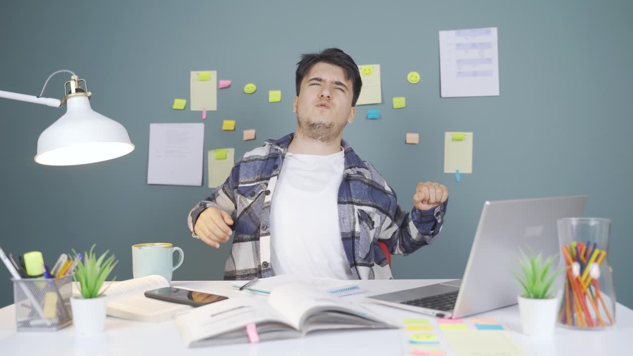 estudiante masculino que sufre de dolor de espalda.