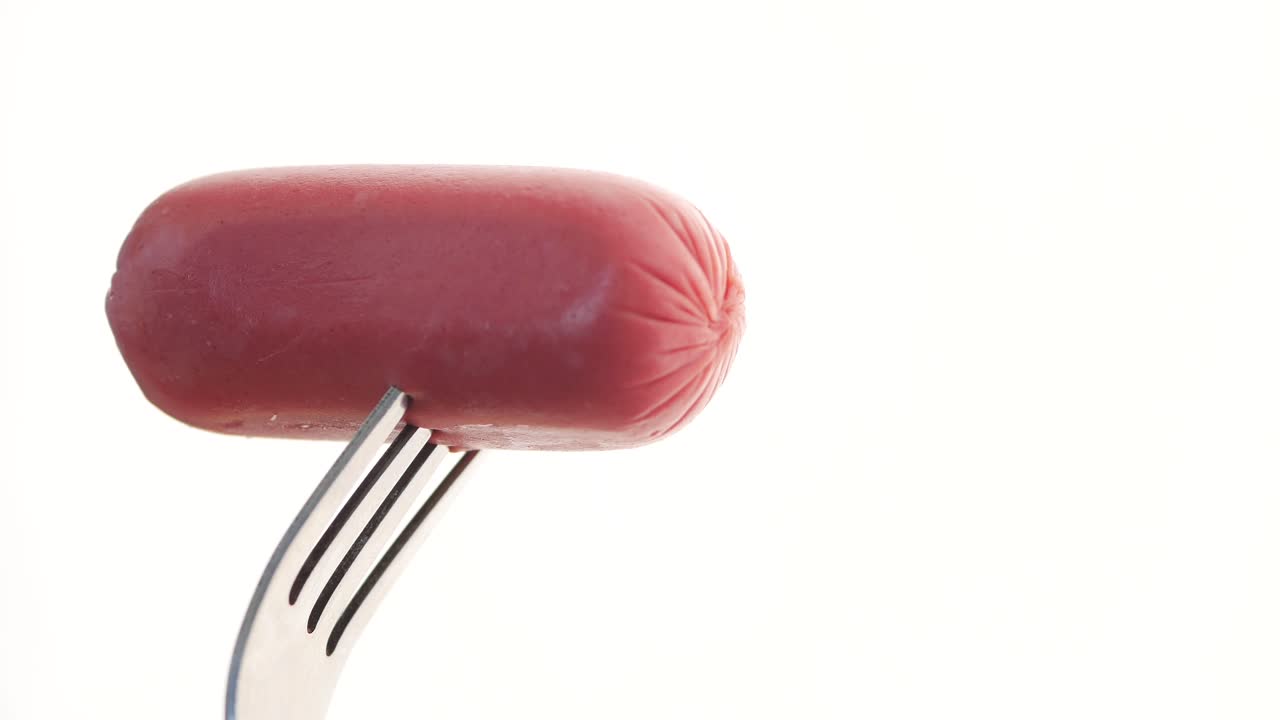 primer plano de una salchicha en un tenedor