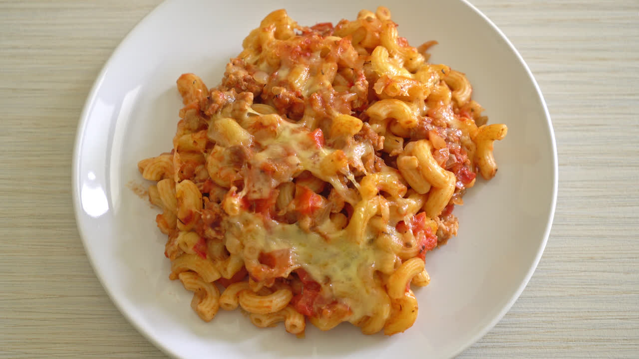 치즈를 곁들인 홈메이드 구운 마카로니 볼로냐 - 이탈리아 음식 스타일
