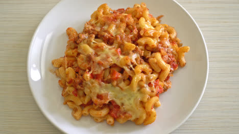 macarrones caseros a la boloñesa con queso - estilo de comida italiana