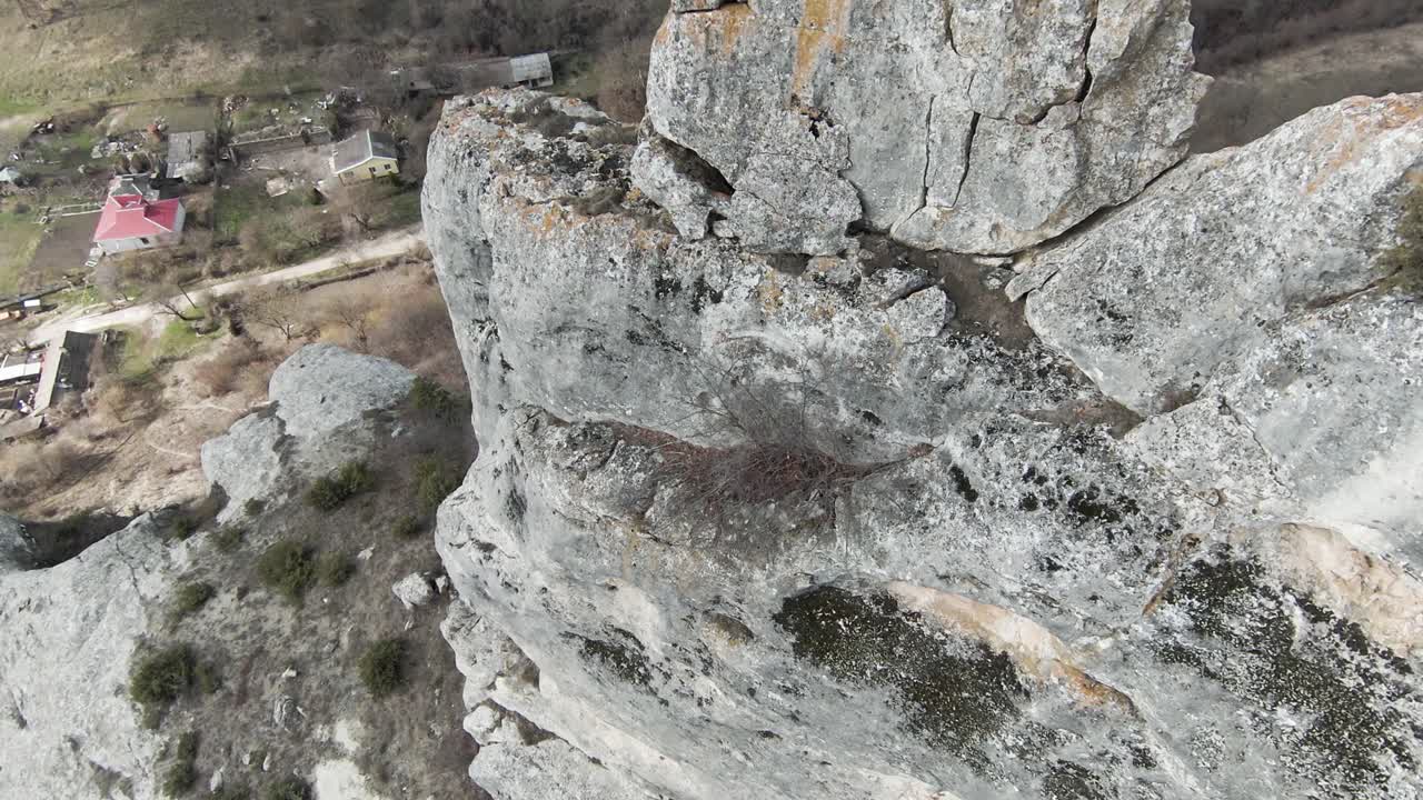 아래 에 마을 이 있는 바위 절벽 의 공중 풍경