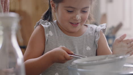 Niña-Ayudando-A-Su-Madre-A-Hornear-En-La-Cocina-Mezclando-Ingredientes-Tamizando-Harina-Usando-Un-Tamiz-Preparando-Recetas-Para-Pastelitos-En-Casa