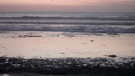 Relajantes-Olas-Del-Océano-Durante-La-Puesta-De-Sol-En-Una-Playa-Cerca-De-San-Diego,-California