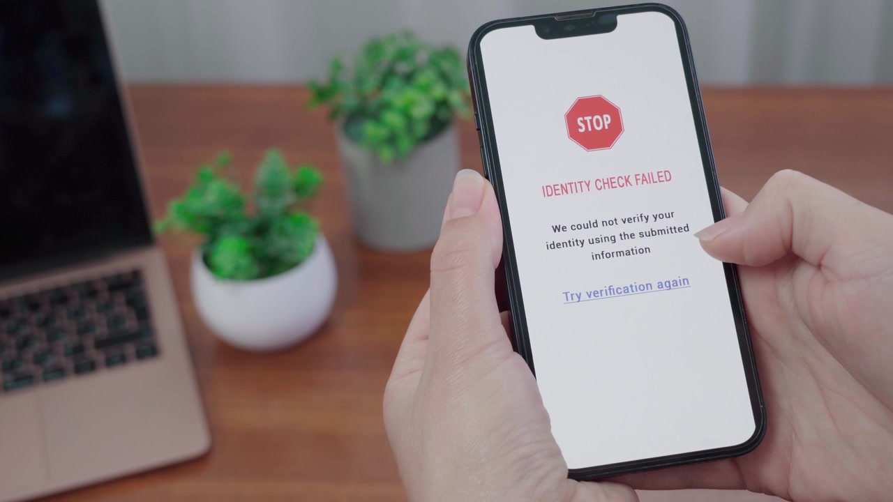 Controllo identità fallito, appare un avviso di interruzione su un'app di informazioni AI mentre una persona considera di toccare Riprova verifica