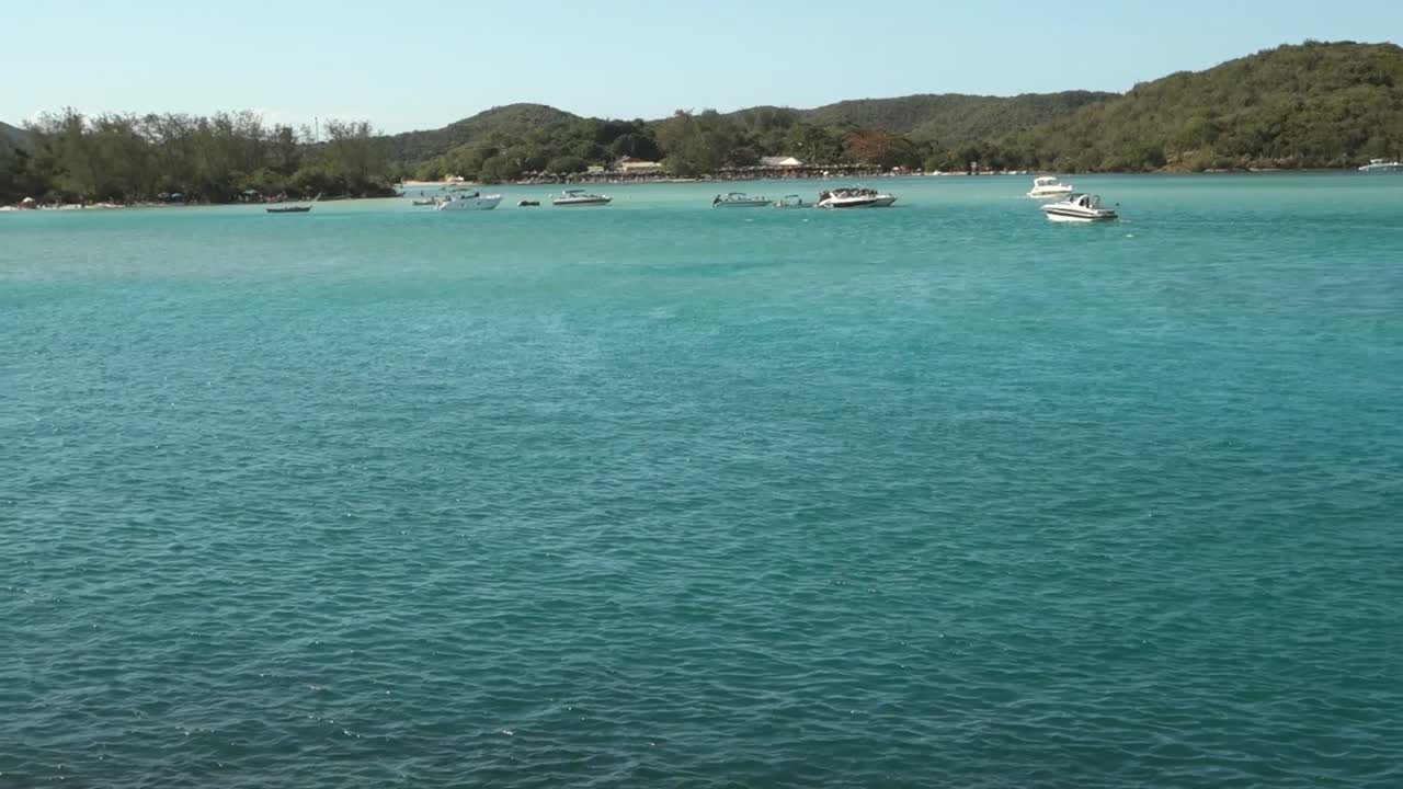 vista asombrosa del estuario marino de cabo frio en un día de verano, costa brasileña