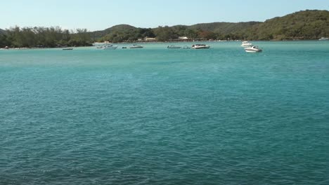 Vista-Asombrosa-Del-Estuario-Marino-De-Cabo-Frio-En-Un-Día-De-Verano,-Costa-Brasileña