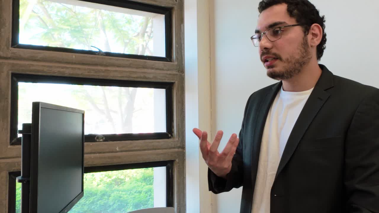 hombre haciendo una presentación