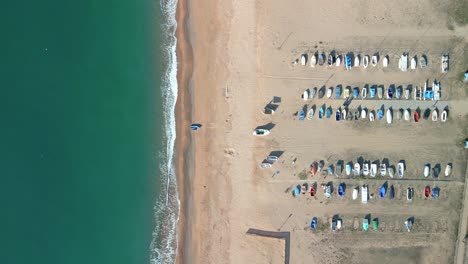 imágenes genitales de una plaza con barcas de pescadores toma aérea imagen estática