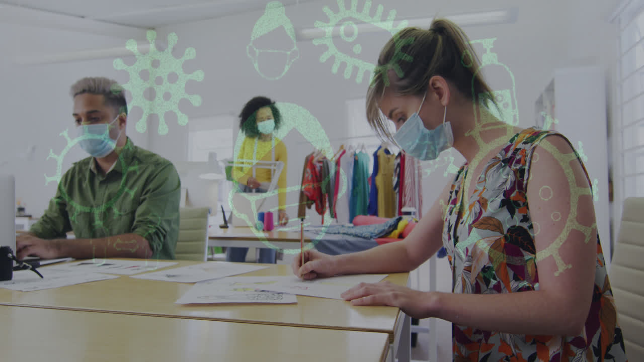 사무실에서 마스크를 착용한 동료들과 함께 떠다니는 코로나19 아이콘의 애니메이션