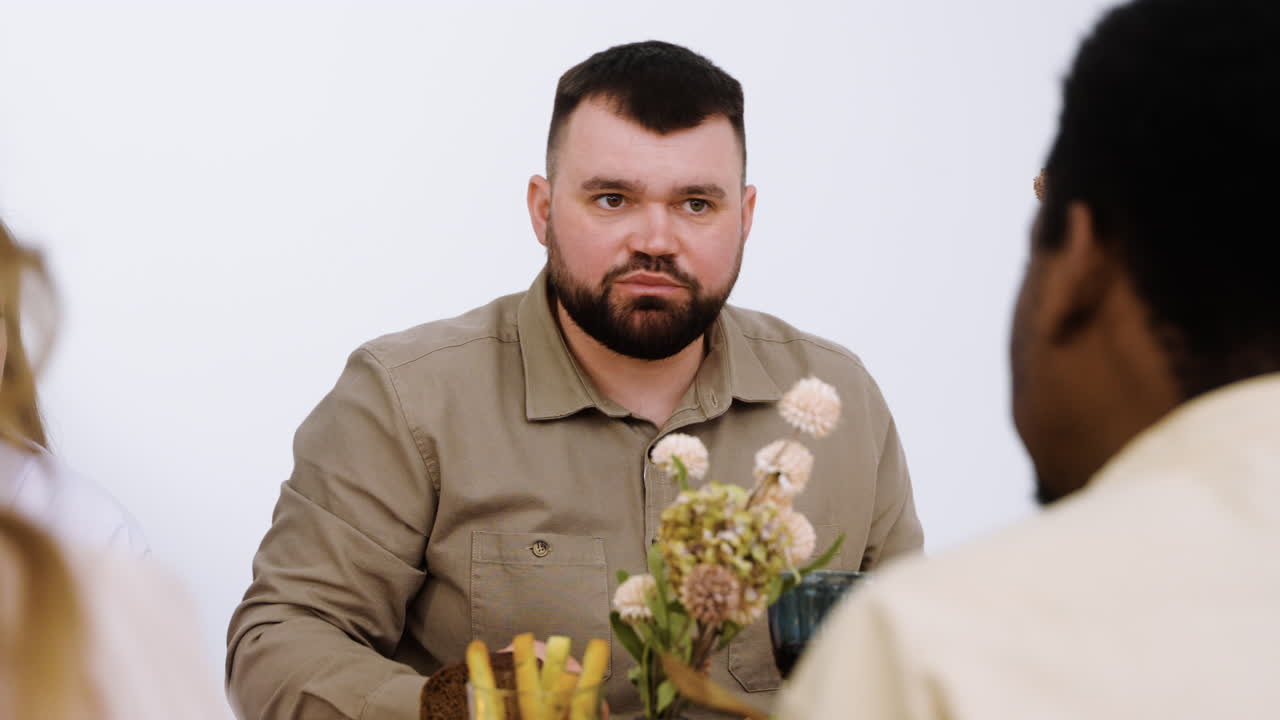 мужской гость на банкете