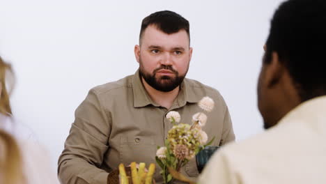 invitado masculino en el banquete