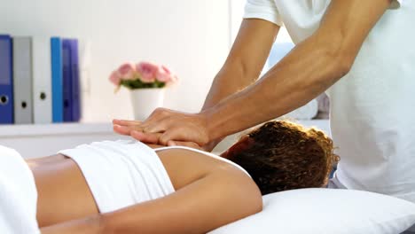 fisioterapeuta masculino dando masaje a una paciente femenina