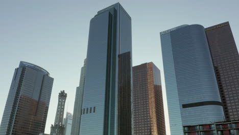 Antenne:-Sichern-Von-Der-Innenstadt-Von-Los-Angeles,-Kalifornien-Skyline-Mit-Blick-Auf-Skyline-Wolkenkratzer-Bei-Schönem-Blauem-Himmel-Und-Sonnigem-Tag