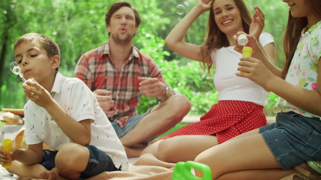 la familia pasa tiempo juntos en el parque