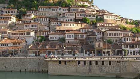 casas tradicionales antiguas de la histórica ciudad de berat en albania