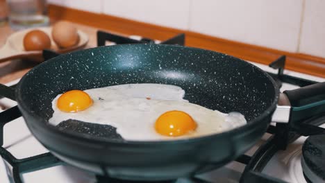 cocinar deliciosos huevos revueltos. simple concepto de preparación de alimentos caseros
