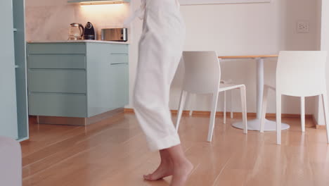 mujer hermosa bailando en casa divirtiéndose celebrando logros de estilo de vida disfrutando de un baile feliz en el apartamento